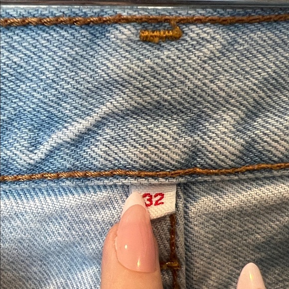 Levi’s Distressed Light Blue Women's Jeans - Picture 4 of 6